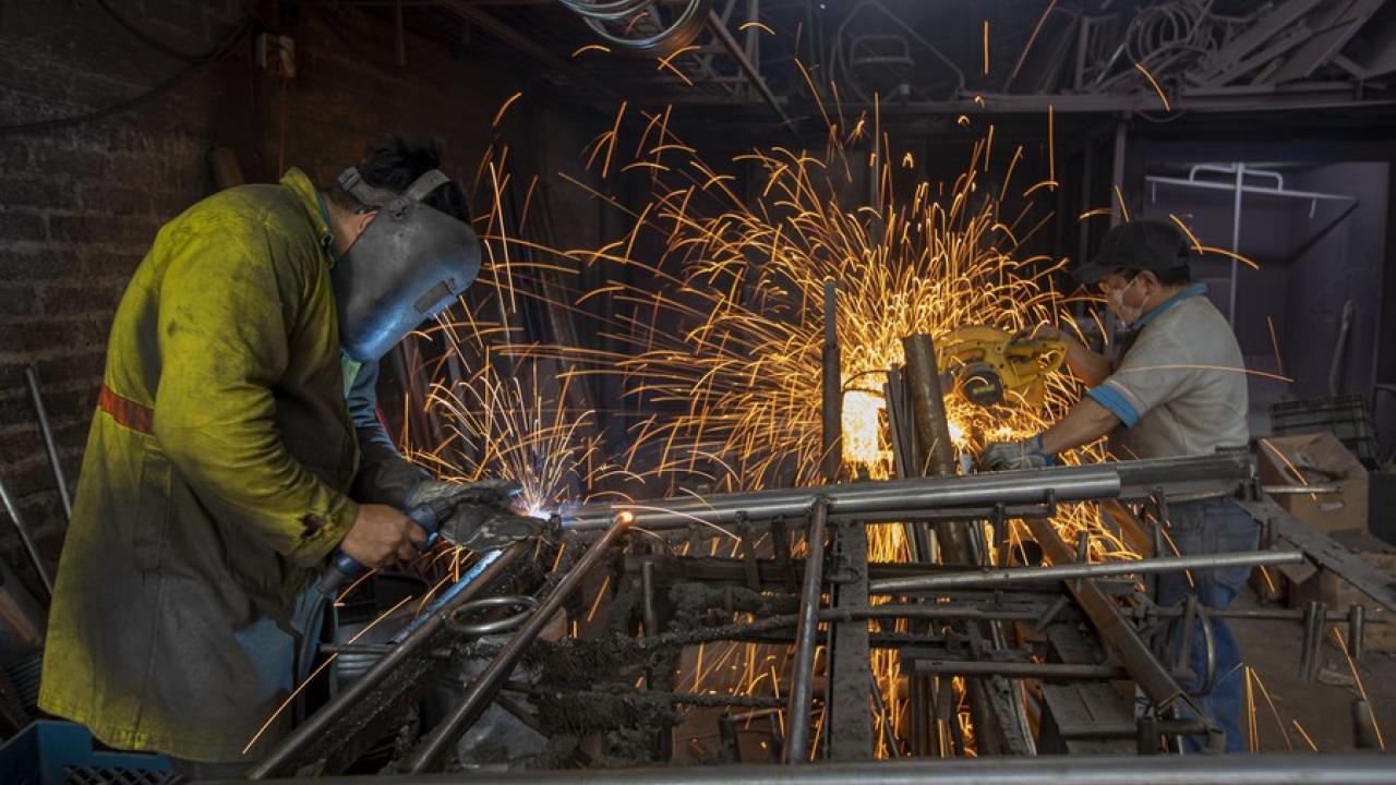 crédito foto Agencia Xinhua trabajadores mexicanos en faena
