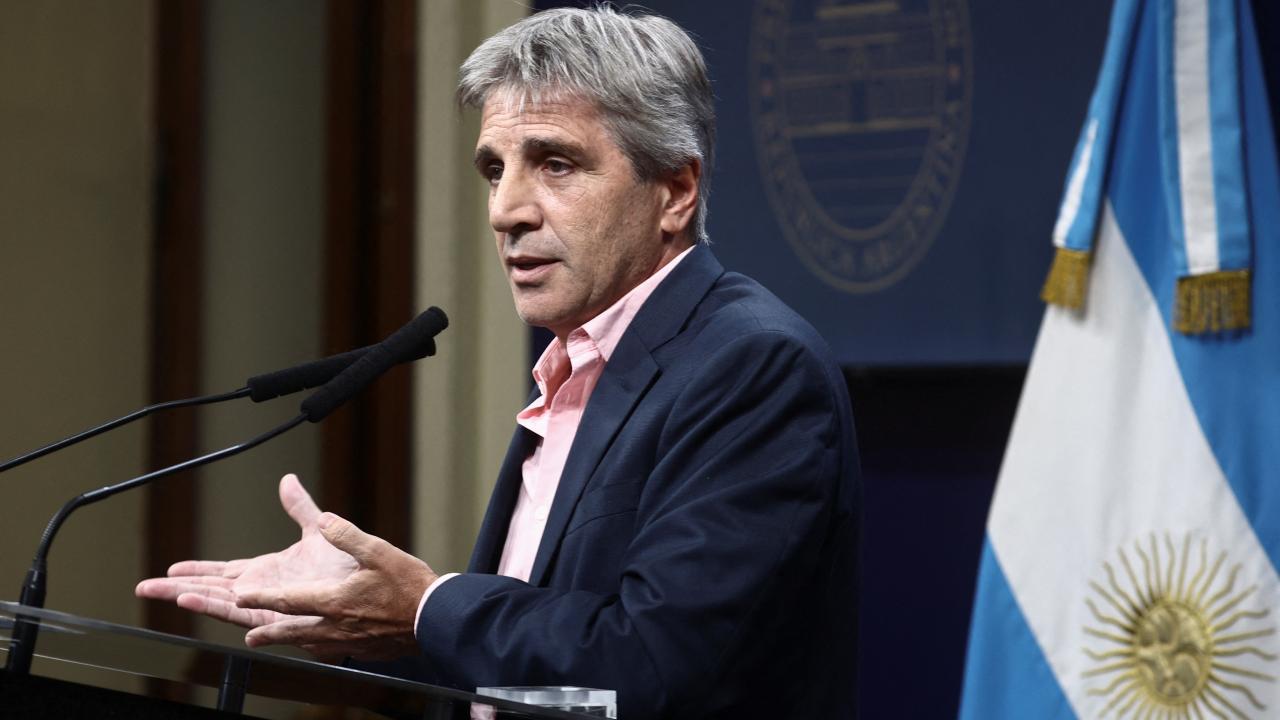 El ministro de Economía de Argentina, Luis Caputo, responde preguntas durane una conferencia de prensa en la Casa Rosada en Buenos Aires, Argentina. 26 ene, 2024. REUTERS/Tomas Cuesta