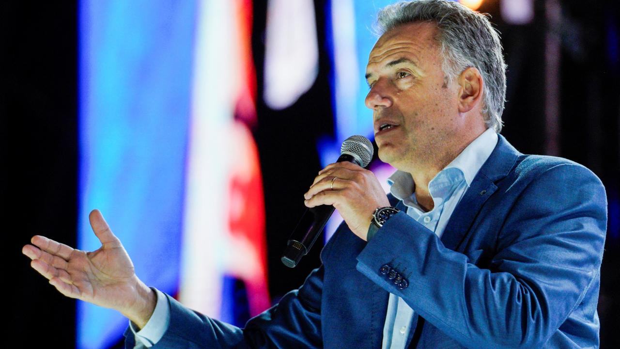 Las primeras encuestas de boca de urna en las elecciones de Uruguay sugieren que el candidato opositor de centroizquierda Yamandu Orsi está por delante de su rival conservador Álvaro Delgado y que probablemente será necesaria una segunda vuelta para un duelo directo.  Orsi había obtenido el 44% de los votos, según una encuesta a la salida de urna de Cifra, seguido por el 27% de Delgado por la coalición gobernante y el 16% del joven conservador experto en redes sociales Andrés Ojeda.