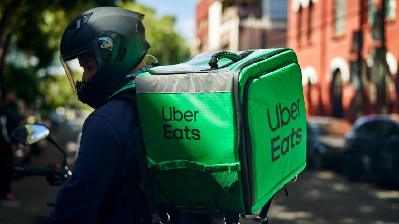 Un repartidor de Uber Eats en moto. Europa Press