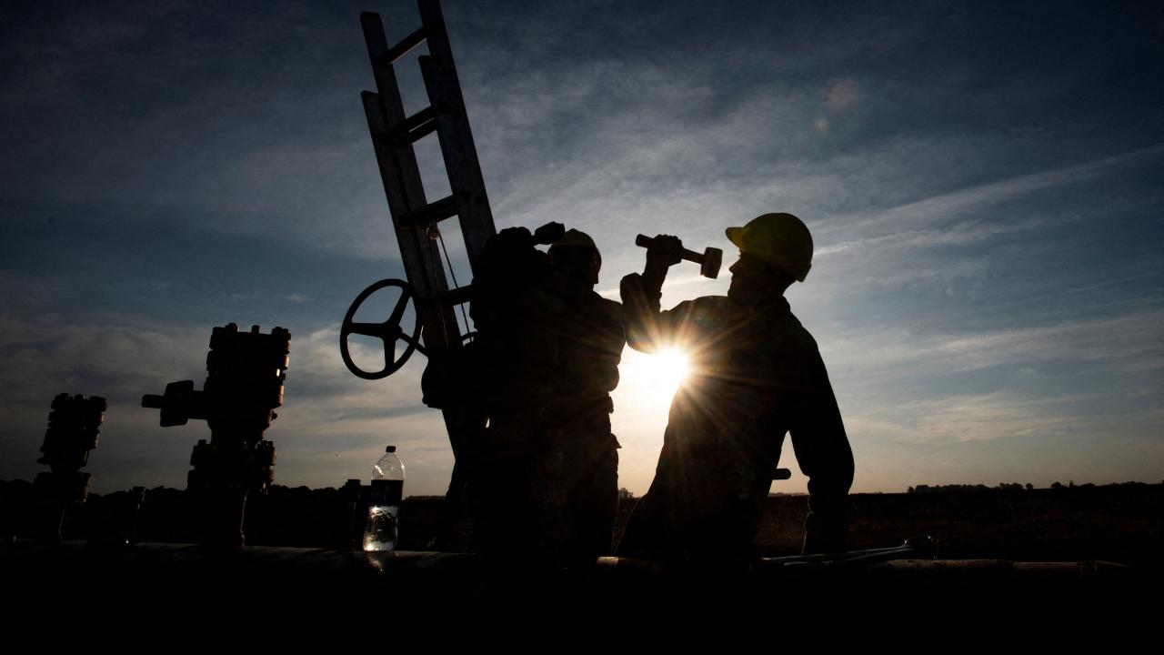Trabajadores son retratatos durante la construcción del gasoducto Néstor Kirchner, en Macachín, La Pampa, Argentina, el 25 de abril de 2023.