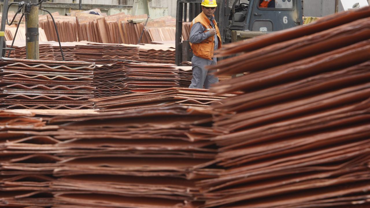 Las nuevas restricciones por el COVID en China llevan al cobre a un mínimo de dos semanas
