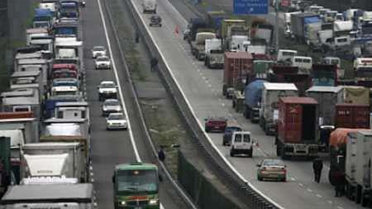 Camioneros chilenos paralizan el norte del país pidiendo medidas por seguridad y combustibles