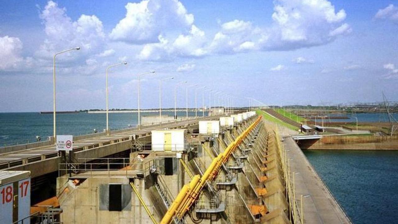 Exportación real de energía eléctrica en Paraguay cae 27% entre enero y octubre Exportación real de energía eléctrica en Paraguay cae 27% entre enero y octubre