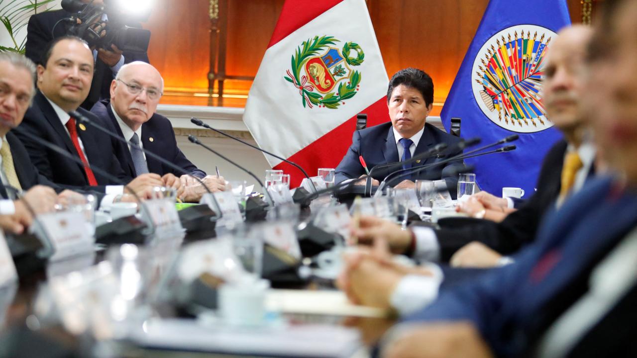 Misión de OEA se reúne con presidente Castillo que afirma que democracia en Perú estaría en peligro
