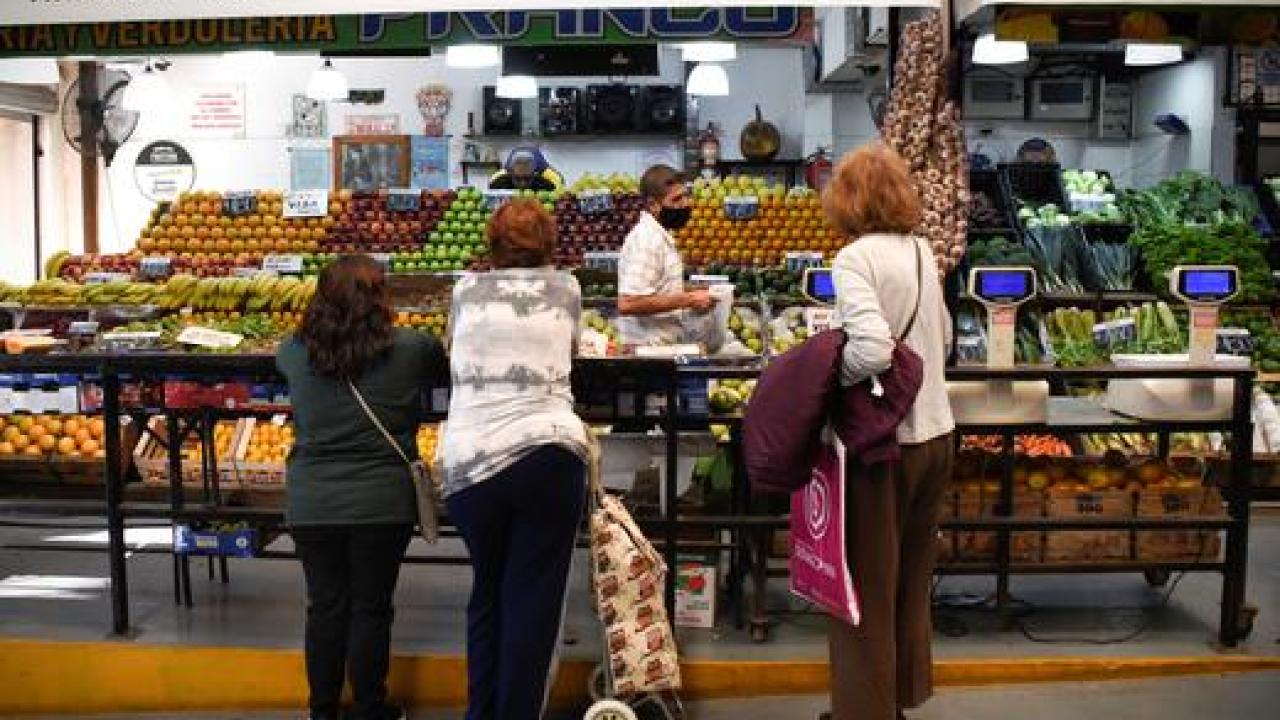 Empresas y sindicatos de Argentina acuerdan un aumento del 20% del salario mínimo en cuatro tramos