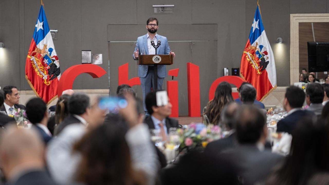 En visita a México, presidente Boric invita a invertir en Chile y pone como ejemplo a Amazon y Google