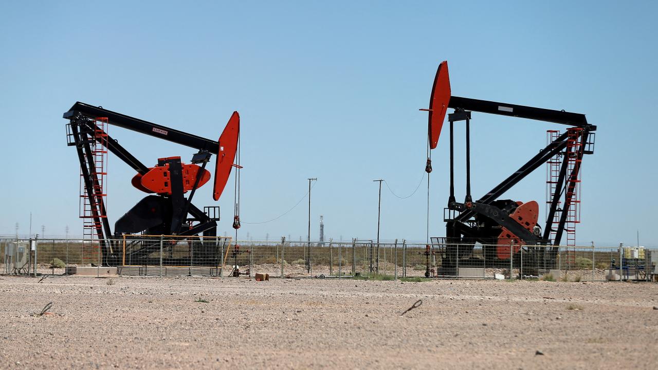 Petróleo y oro suben por la esperanza de que se suavicen los controles chinos por COVID