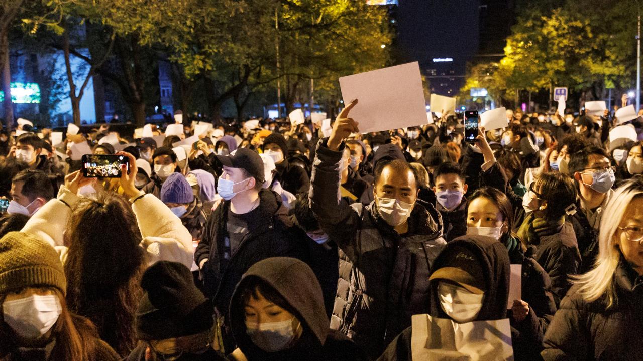 Para los jóvenes chinos, las protestas por medidas COVID son sínónimo de desafío y euforia