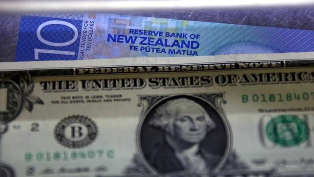 El dólar se dirige a la mayor pérdida mensual desde 2010 antes del discurso de Powell