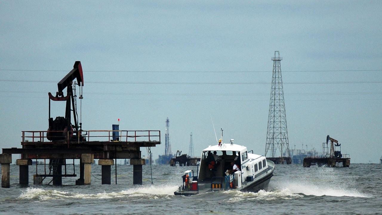 Exportaciones petroleras venezolanas fluyen con el uso de documentos falsos y barcos ligados a Irán