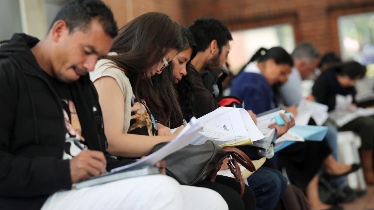 Desempleo en Colombia cae a un dígito en octubre, su menor nivel en cuatro años Desempleo en Colombia cae a un dígito en octubre, su menor nivel en cuatro años