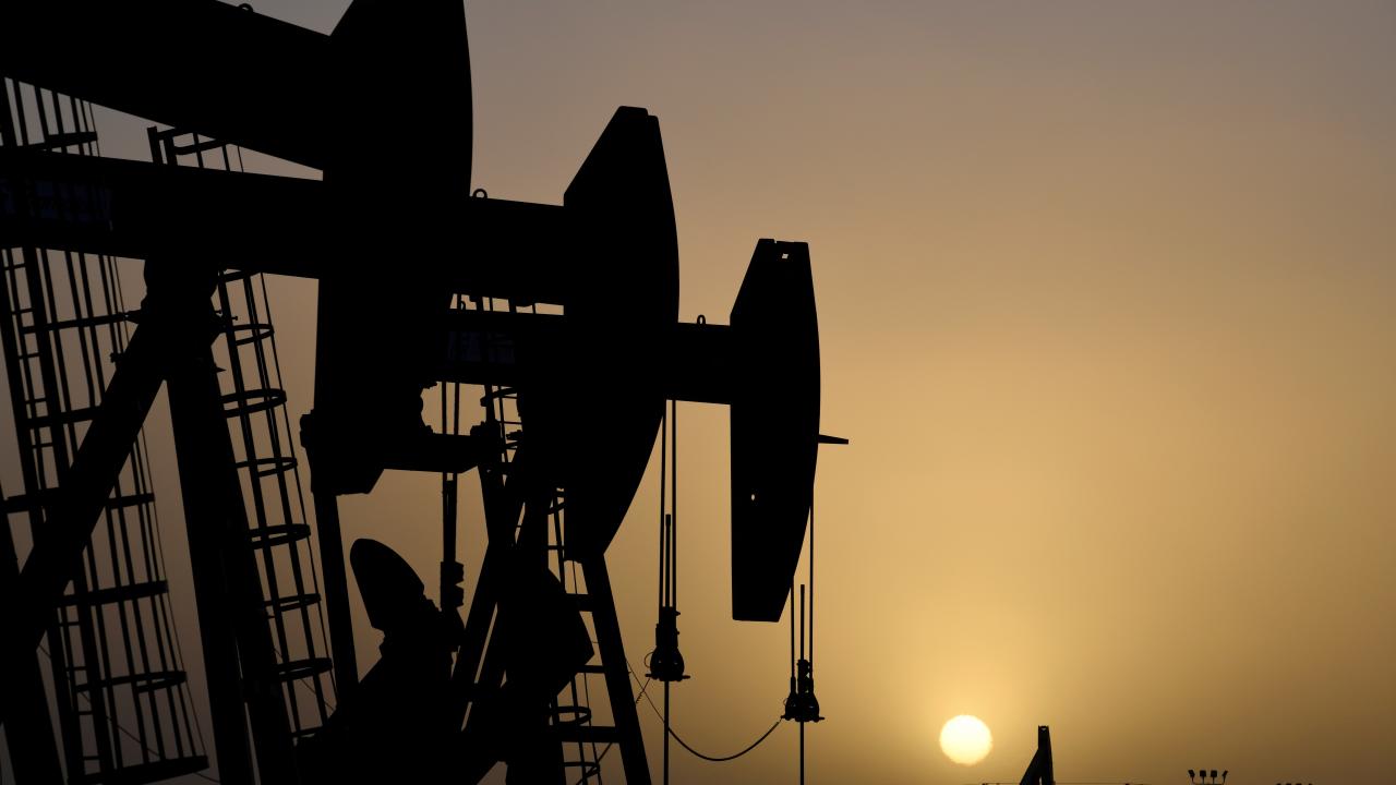 Crudo opera estable antes de reunión de OPEP+ y de prohibición del petróleo ruso por la UE