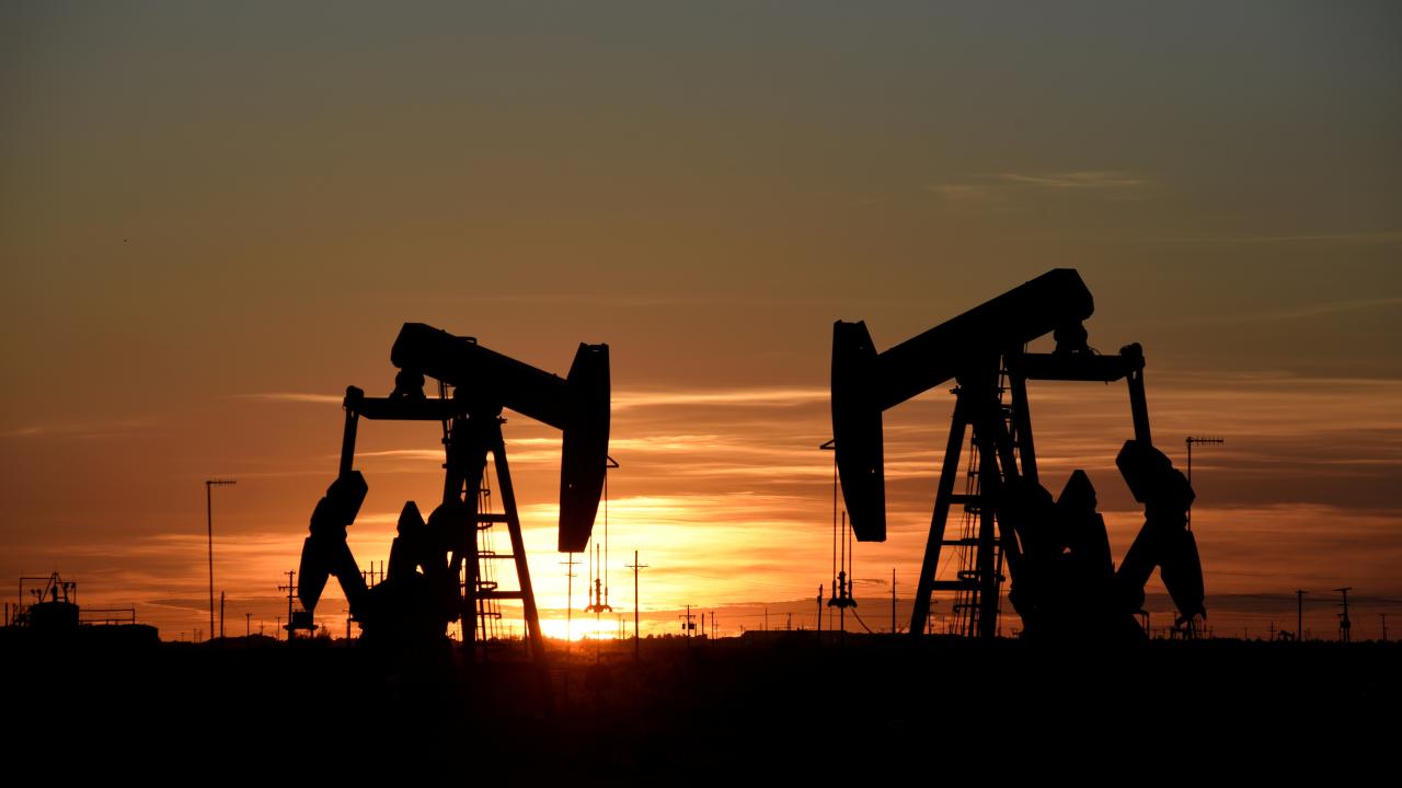 Crudo sube después de que OPEP+ mantuvo producción y se impuso tope de precios a Rusia