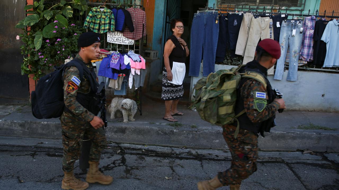 El Salvador despliega 10,000 efectivos en violento suburbio de la capital dominado por pandillas