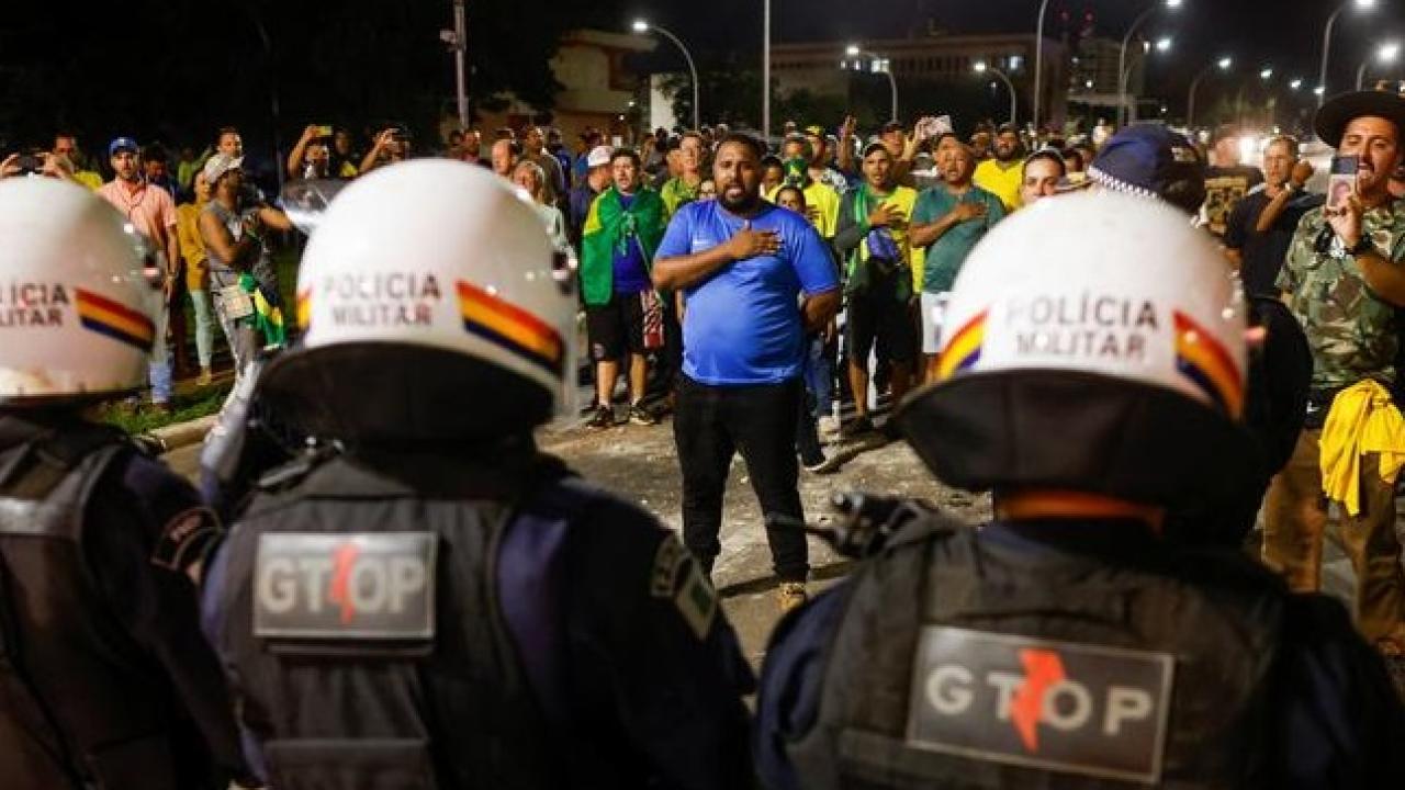 Brasil: protesta bolsonarista deja vehículos incendiados en Brasilia