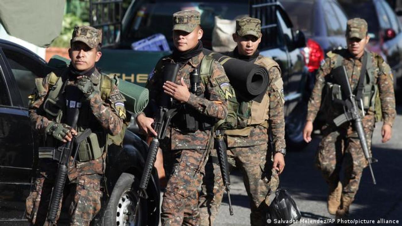 Denuncian retención arbitraria de periodistas en El Salvador Denuncian retención arbitraria de periodistas en El Salvador