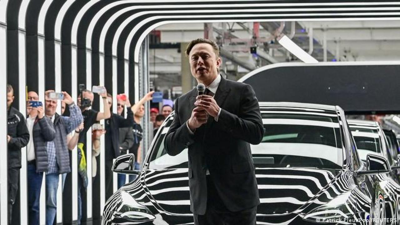 Elon Musk vuelve a vender acciones de Tesla tras comprar Twitter