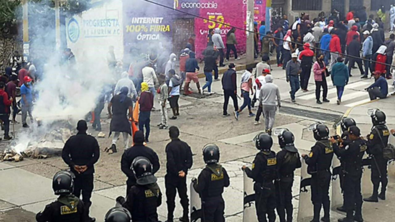 Fitch advierte sobre impacto de crisis política en el sistema bancario de Perú Fitch advierte sobre impacto de crisis política en el sistema bancario de Perú