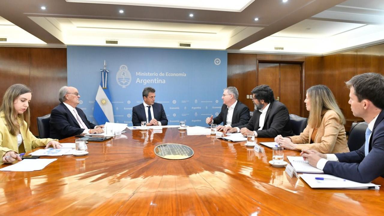 Iveco presentó su plan de inversiones para la producción de camiones y buses a GNC en Argentina Iveco presentó su plan de inversiones para la producción de camiones y buses a GNC en Argentina