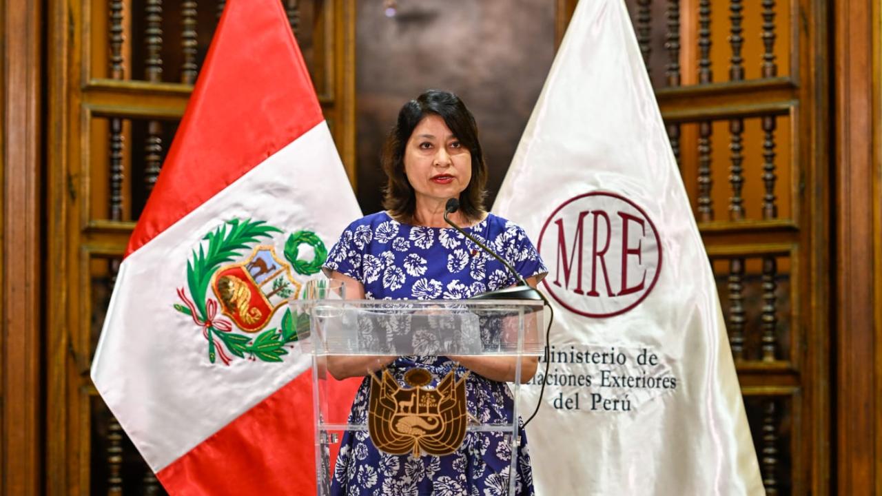 Perú expulsa a embajador mexicano y denuncia "injerencia" Perú expulsa a embajador mexicano y denuncia "injerencia"