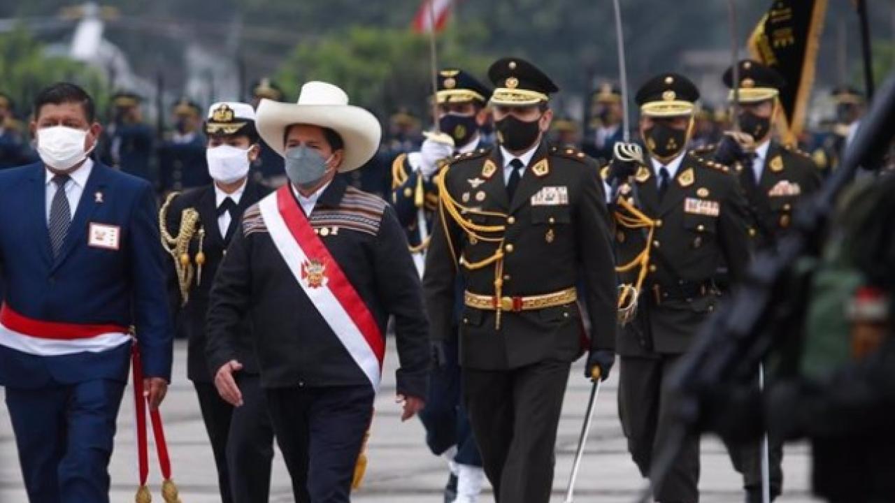 La Fiscalía y la Policía de Perú registran la casa y oficinas de Walter Ayala, ministro de Defensa con Castillo