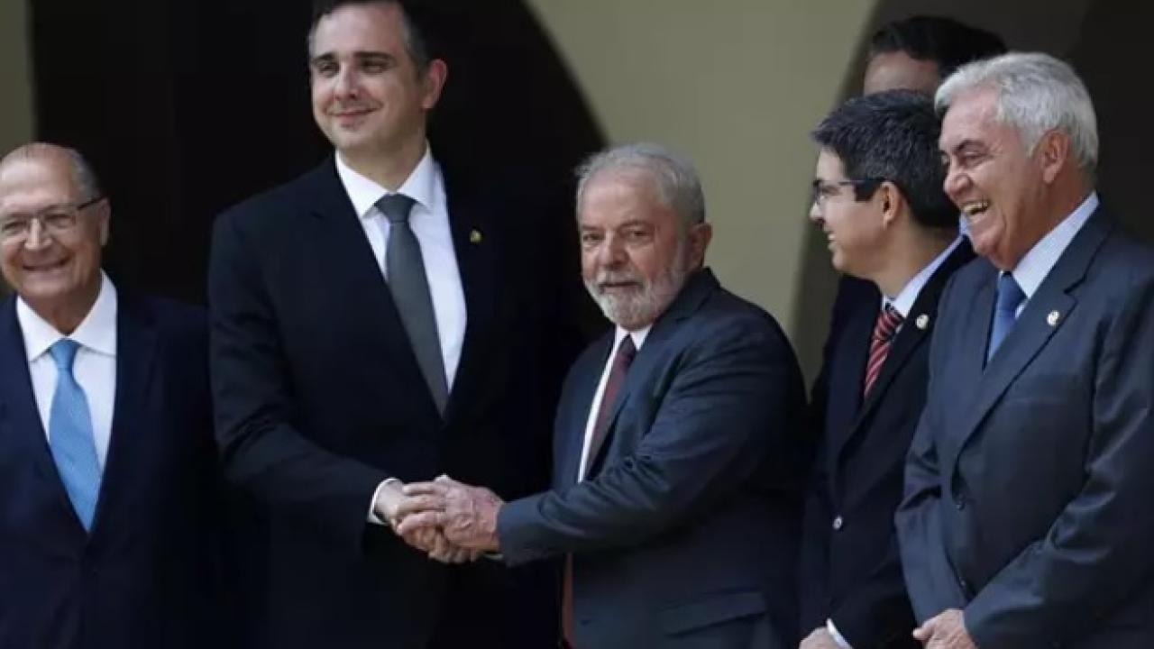 El jefe del Congreso de Brasil, favorito para entregar la banda presidencial a Lula tras la huida de Bolsonaro