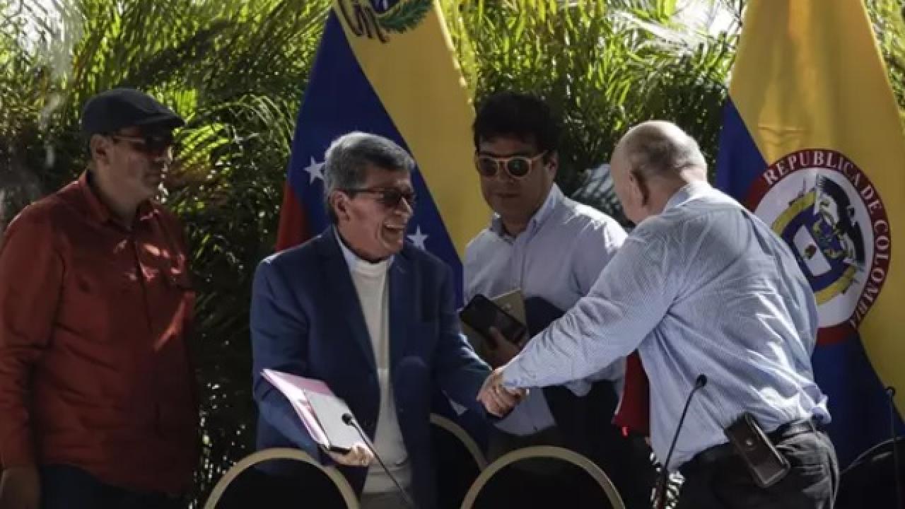Los cinco grupos armados con los que Petro firmó el alto al fuego bilateral en Colombia