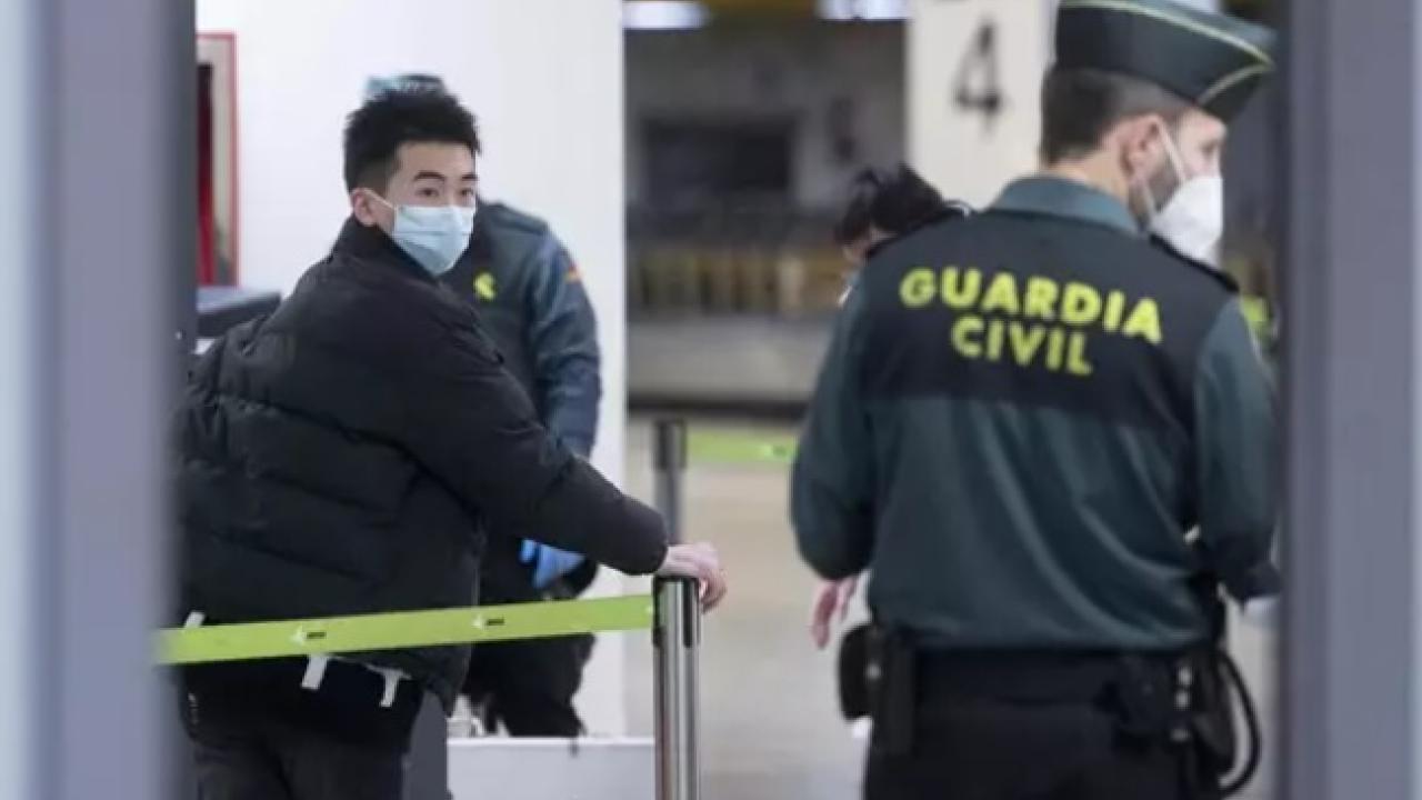 China ve "inaceptables" los controles a viajeros y amenaza con tomar represalias