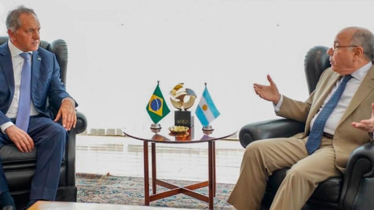 Brasil y Argentina estudian creación de moneda común en Mercosur para impulsar comercio Brasil y Argentina estudian creación de moneda común en Mercosur para impulsar comercio
