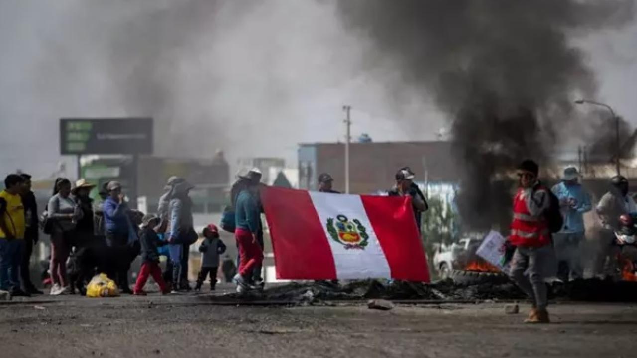 Manifestantes reanudan protestas en Perú pidiendo nuevas elecciones