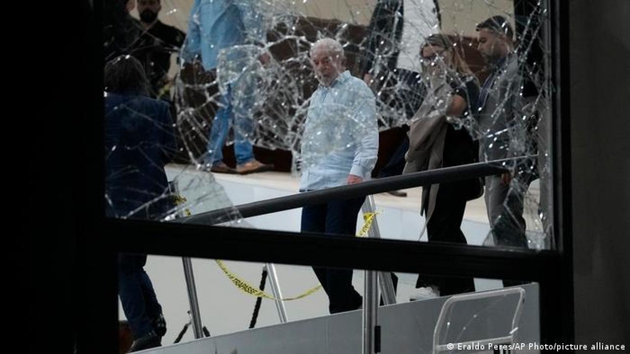 Lula inspecciona los destrozos en la sede de gobierno en Brasilia Lula inspecciona los destrozos en la sede de gobierno en Brasilia