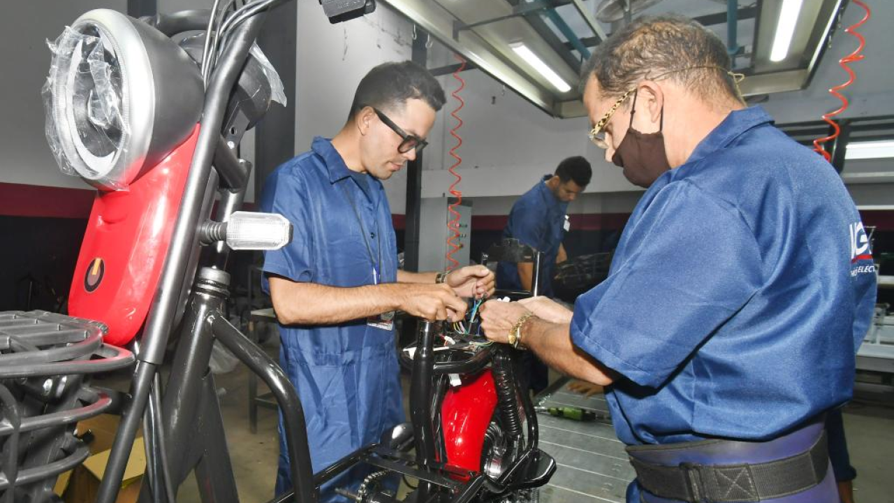 Cuba mejora el parque automotor con vehículos eléctricos chinos