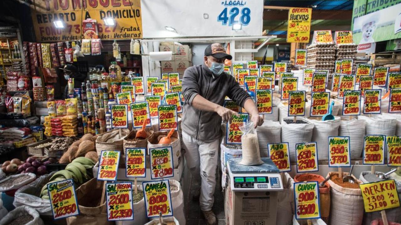 El alza de la canasta básica en Chile más que duplica la inflación y alcanza 28,2%
