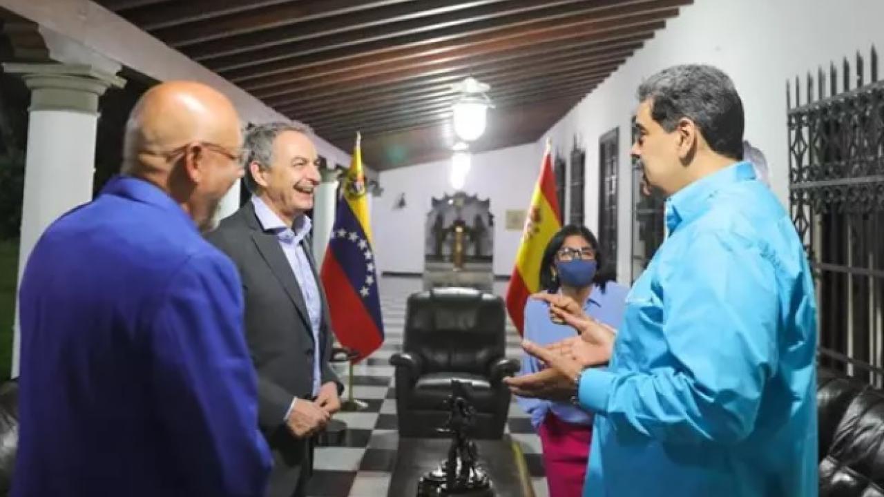 Maduro recibe a Zapatero en Caracas para abordar el inicio de los diálogos con la oposición Maduro recibe a Zapatero en Caracas para abordar el inicio de los diálogos con la oposición
