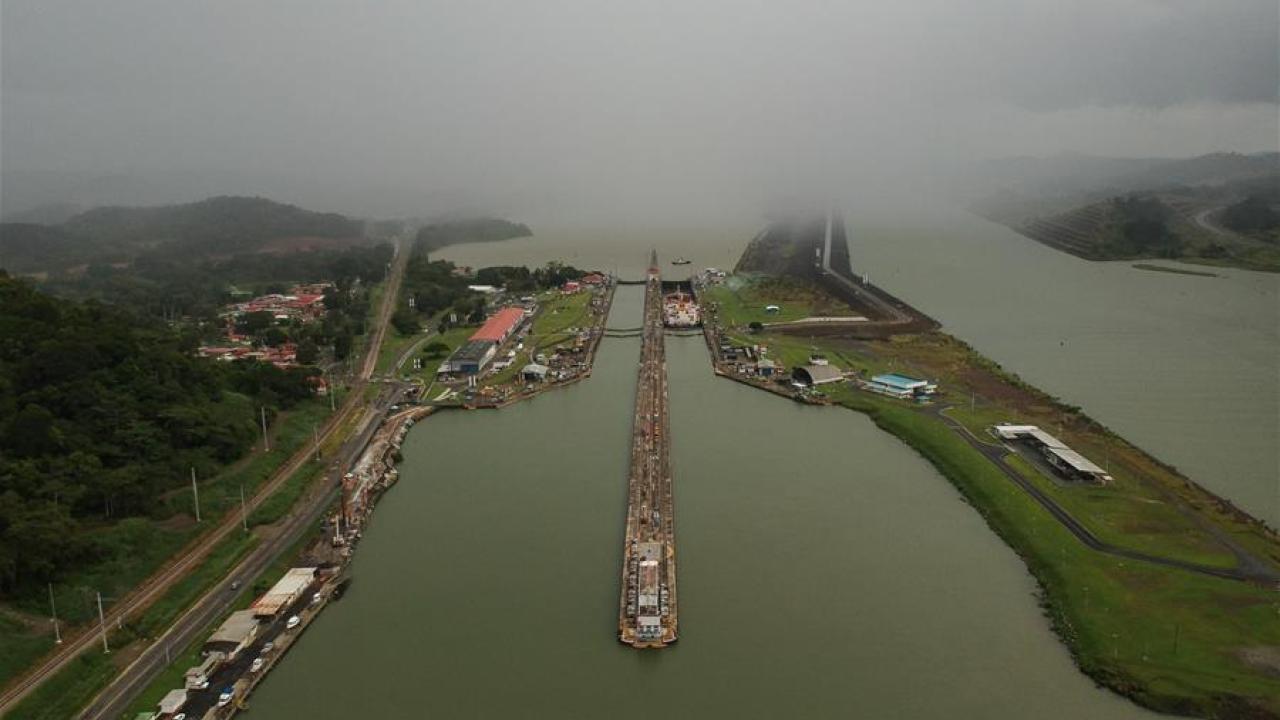 Canal de Panamá despeja acceso del Pacífico tras conato de incendio en portacontenedores