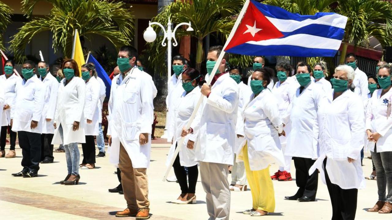 Justicia brasileña determina reincorporación de médicos cubanos en programa gubernamental de atención sanitaria
