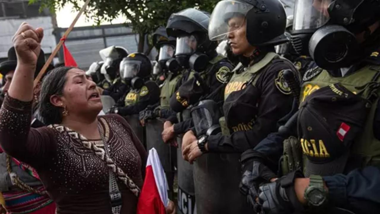 Un grupo de demócratas pide a Biden suspender los fondos de seguridad a Perú mientras dure la "represión"