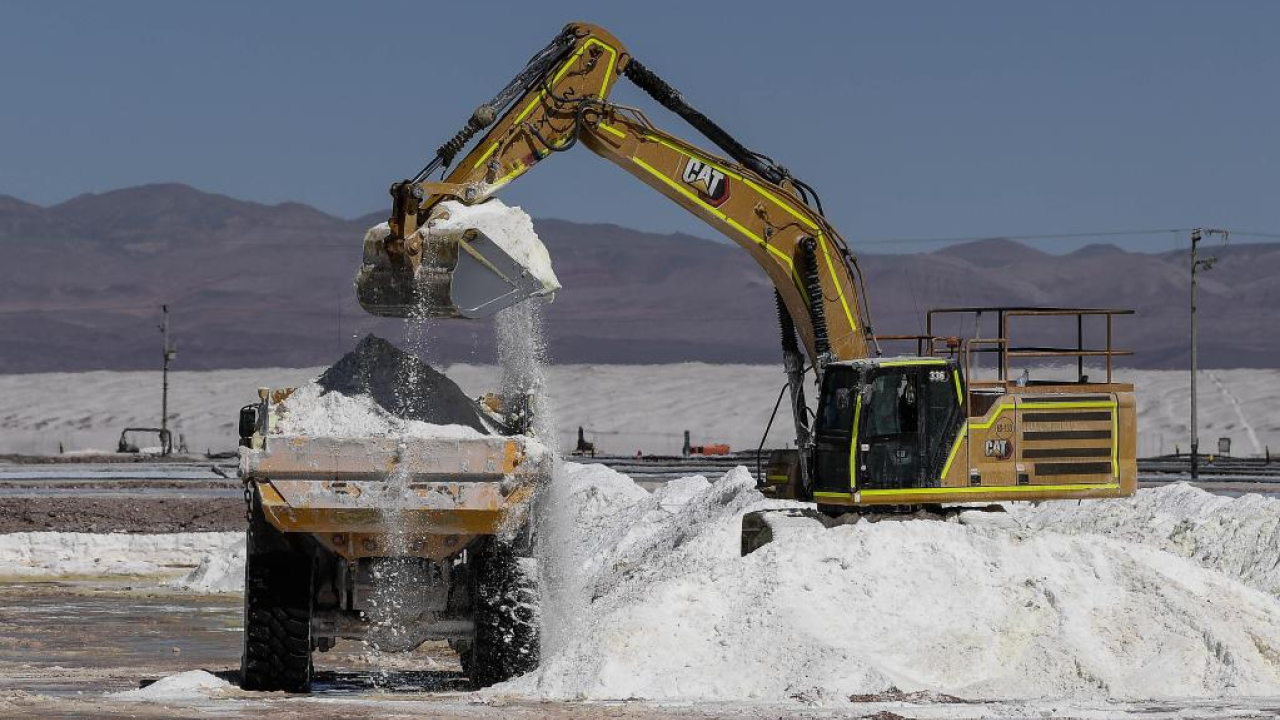 Chile logró superávit fiscal en 2022 de la mano de mayor tributación y la minería