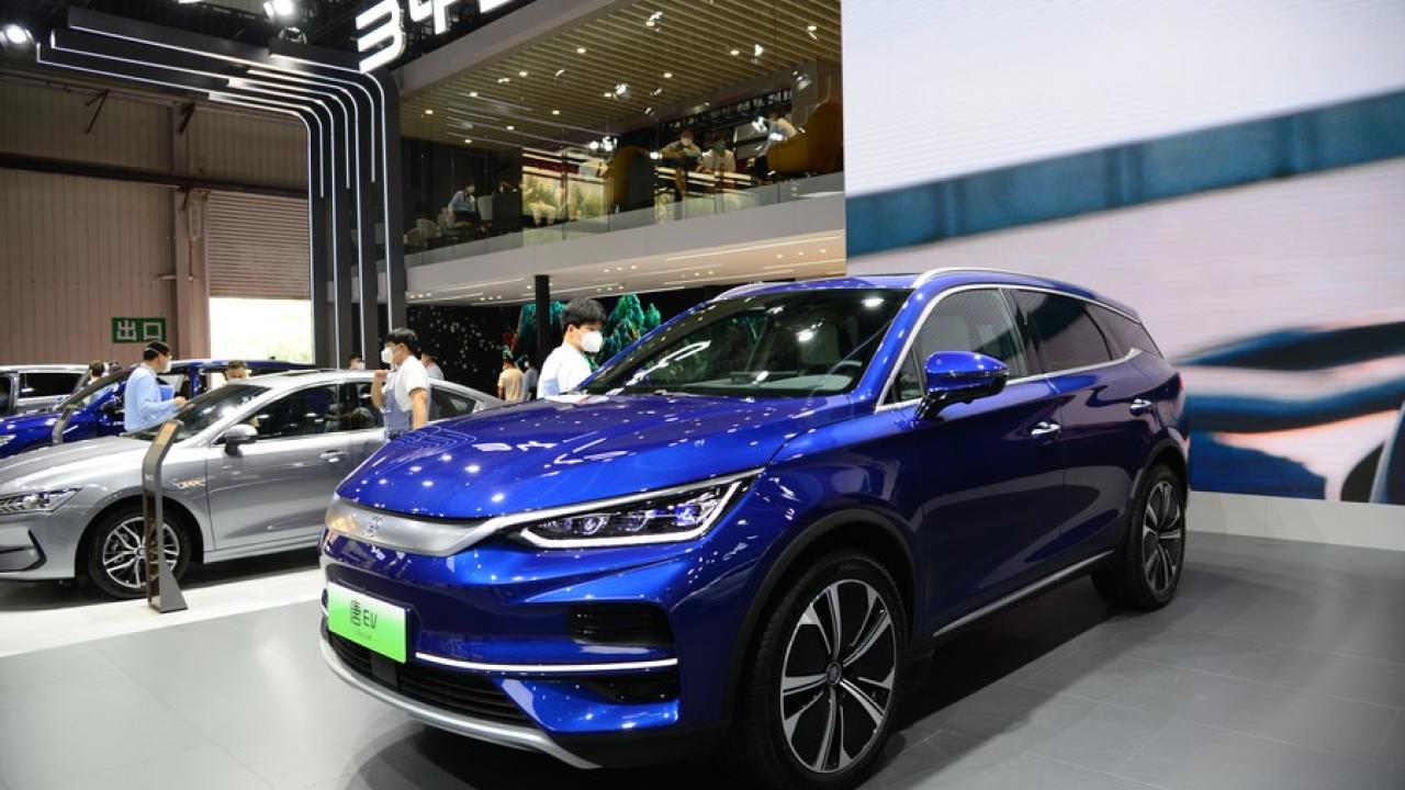 Fabricante automovilístico chino BYD espera cuadruplicar beneficios netos en 2022