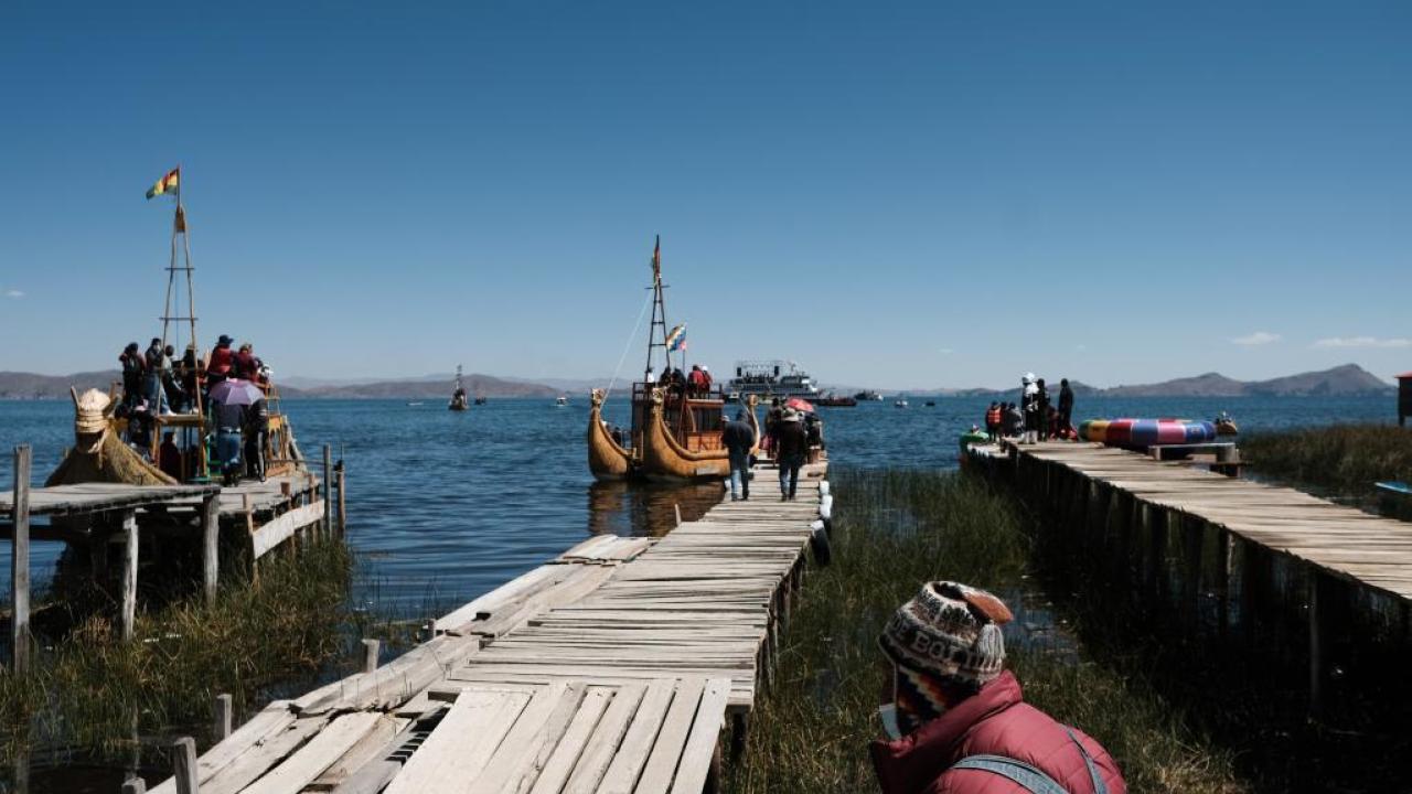 Titicaca baja casi un metro de su nivel de agua por falta de lluvias Titicaca baja casi un metro de su nivel de agua por falta de lluvias