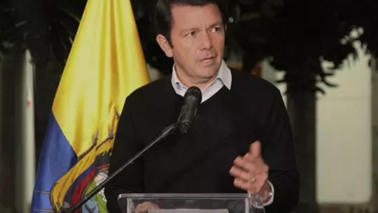 El ministro de Gobierno de Ecuador presenta su renuncia al cargo tras vencer el 'no' en el referéndum constitucional El ministro de Gobierno de Ecuador presenta su renuncia al cargo tras vencer el 'no' en el referéndum constitucional