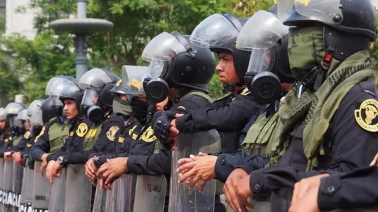 Miles de aimaras se manifiestan en el sur de Perú y alertan de una "guerra civil" si continúa llegando el Ejército