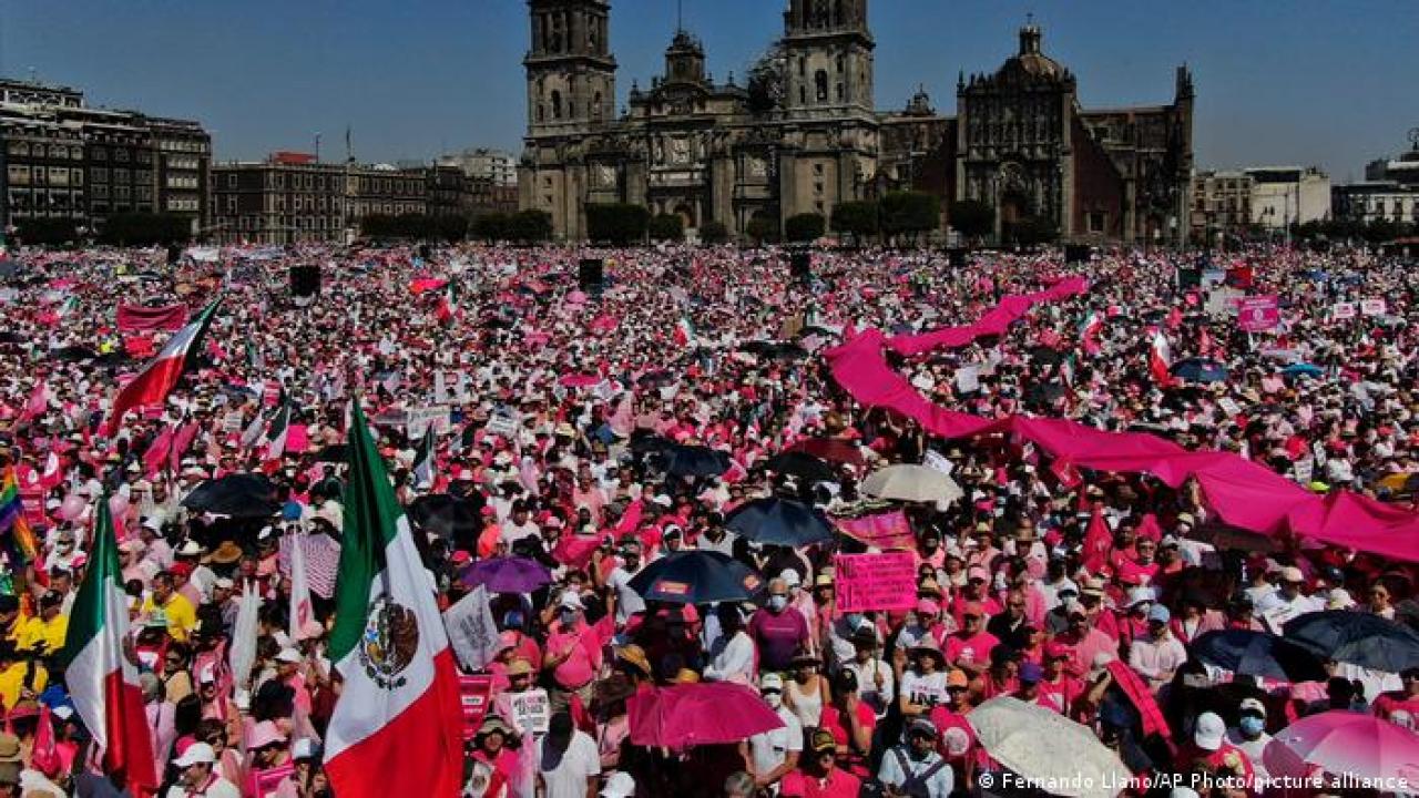 México: decenas de miles protestan contra reforma electoral de AMLO