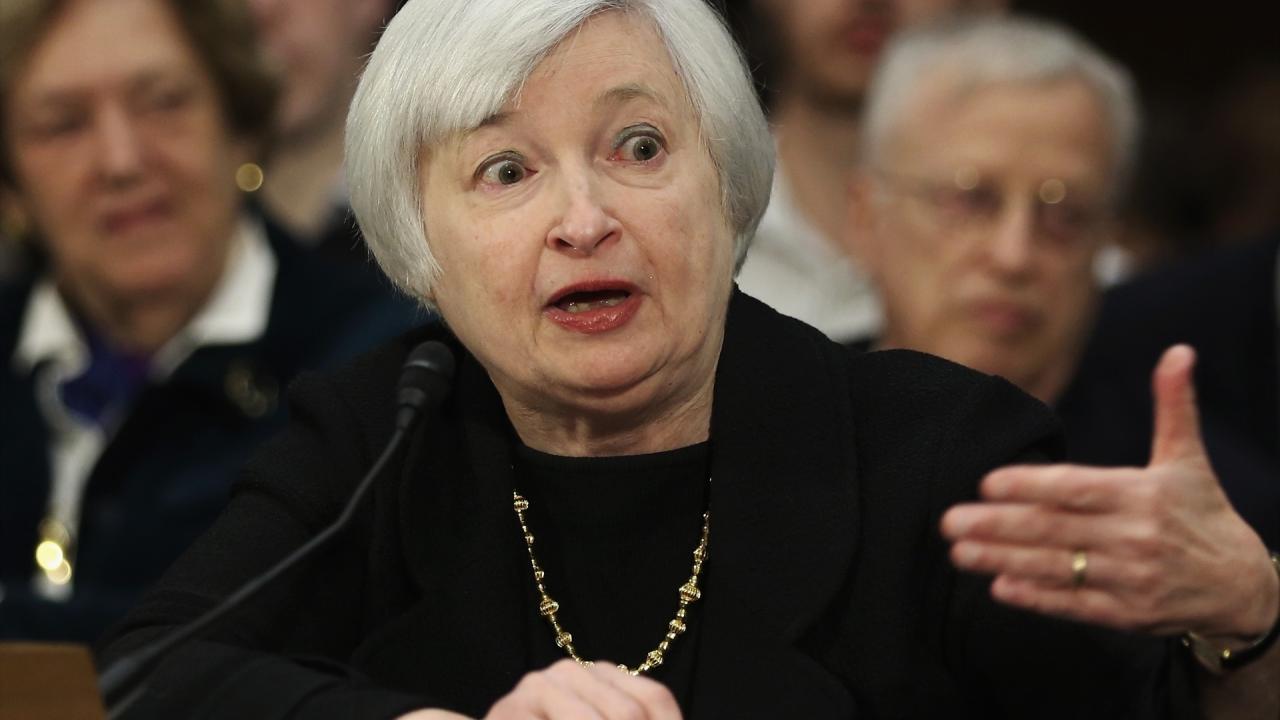 Yellen dice que monitorea la situación del SVB y otros bancos