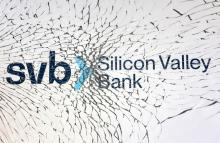 Logo de SVB debajo de un vidrio quebrado.