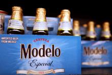 Botellas de la cerveza Modelo, una marca de Constellation Brands Inc., en un supermercado en Los Ángeles, California. 