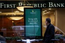  una persona pasando frente a una sucursal del First Republic Bank en Nueva York, EEUU.