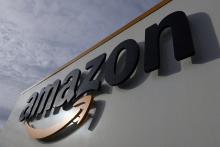 El logotipo de Amazon se ve en el centro logístico de la compañía en Lauwin-Planque, norte de Francia.