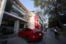 Un coche Tesla en México